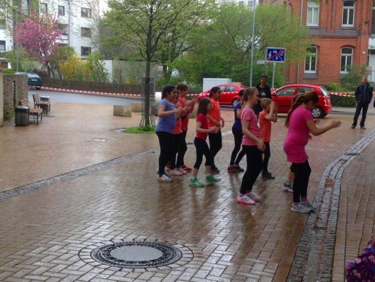 Eine Gruppe von Kindern führt einen Tanz auf. 